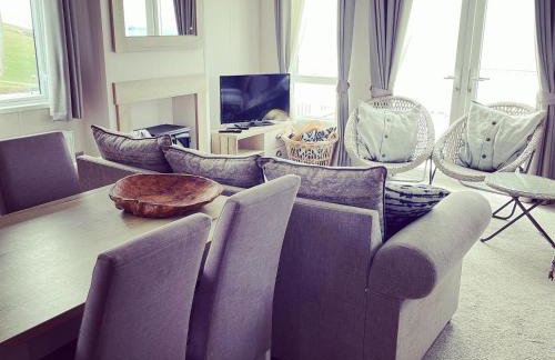 SeaView Sleeps 4to6 Pet friendly Parking - Photo 3