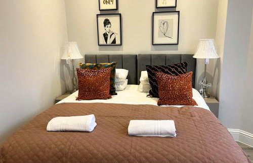 Aisiki Stays Apartments at Enfield, Airconditioned & Pet Friendly, Ground Floor, 3-Bedroom & 2-Bathroom Flat, King or Twin Beds with Garden, Free Wi-Fi and Parking Space - Foto 3