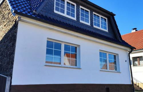 Ferienhaus Blaue Blume mit 11 kW Ladestation, Kamin, Terrasse, eingezäuntem Garten, Sauna, WLAN, Netflix, 2 Hunde willkommen! - Foto 4