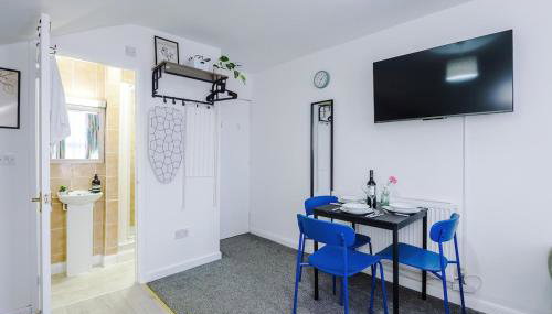 Jephsons Lodge Studio 9 - WiFi, 5 Mins Walk to Town Centre, Free Parking, Netflix, Prime & Disney - Foto 3