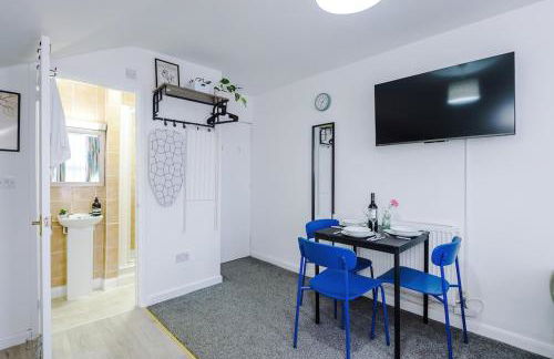 Jephsons Lodge Studio 9 - WiFi, 5 Mins Walk to Town Centre, Free Parking, Netflix, Prime & Disney - Foto 3