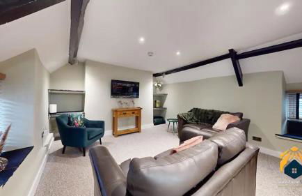 4 Bed Apartment- With Cosy Pub - Food/Drink 10%off - Photo 1