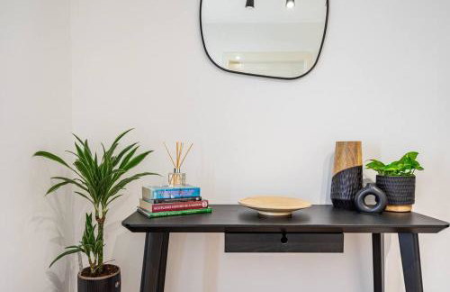 Bright, modern 2 bedroom house with free parking! - Foto 22