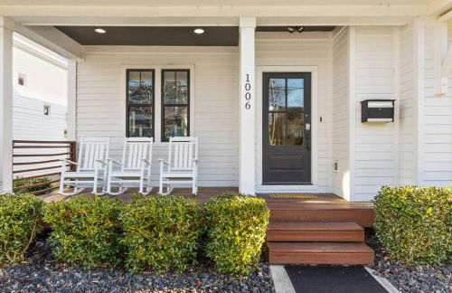 Modern House by Downtown with Garage and Fenced-in Yard - Foto 6