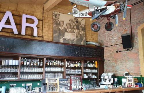 Bright by Trade Fair ICM 15 min direct to City Center 2-BedRoom full 2-BathRoom, free Parking, Balcony, Family and Business friendly - Foto 15