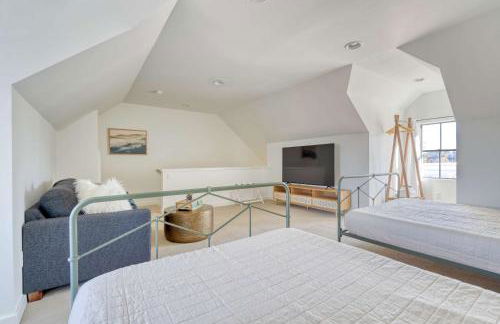 Stay Portland - Custom North Tabor Farmhouse - Gym & Kitchen - Photo 9