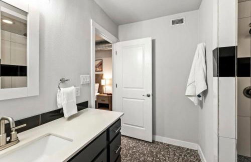 Mid-century home in Zilker with a backyard - Foto 27