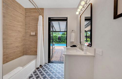 Boho Chic Heated Pool Walk To Beach Escapism at its finest Coconut Key H0MES - Foto 14