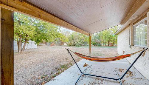 Beautiful dog-friendly home with fireplace, large yard, hammock, W/D, and AC - Foto 3