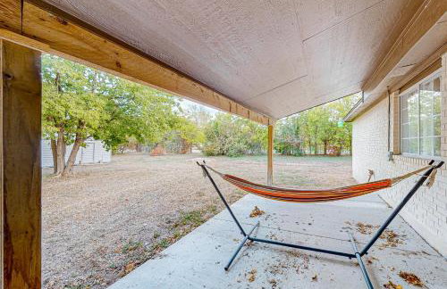 Beautiful dog-friendly home with fireplace, large yard, hammock, W/D, and AC - Foto 3