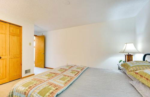 Lakefront Queensbury Home Kayaks and Boat Dock - Foto 25