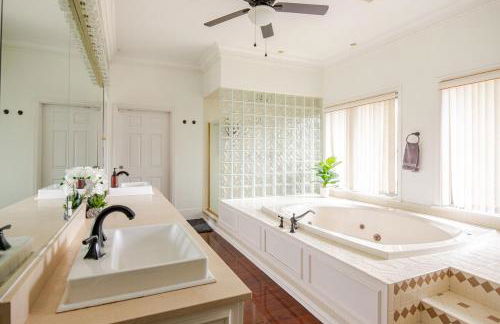 NEW Luxury Country Club Hot tub Gym Pool House Outdoor Kitchen EVENTS - Foto 4