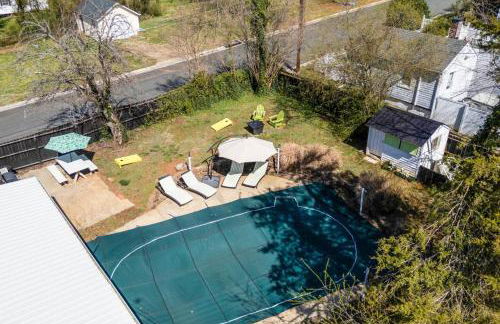 Quaint Cottage in heart of LYH - POOL with HOT TUB! - Foto 16