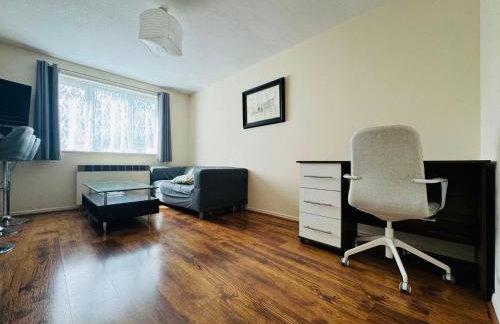 Self contained 1 bed flat next with free parking, adjacent to metro station also direct bus to O2 and Excel via Cable Car - Foto 16