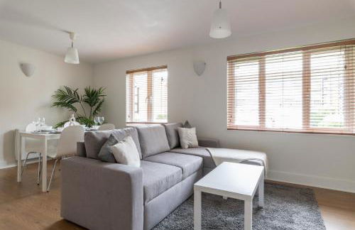 Bright 2BR Apartment - 2 Free Parking Spaces - Near LGW Airport - Foto 15