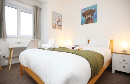 Gloucester Rd By N And N Stays, Newly Refurbed 6 Bed all ensuite house by N And N Stays Ltd, Perfect for contractors and Corporate stays, Close to YTL Arena Site, Pvt Parking for Vans and and work vehicles, Wifi - Foto 1