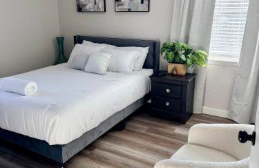 Luxury 4BR Retreat 10 Mins to Downtown & Lake - Photo 6