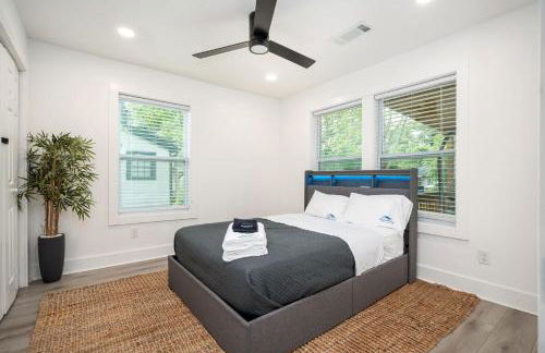 Chic 3BR Bungalow with Screened Porch & Patios - Foto 15