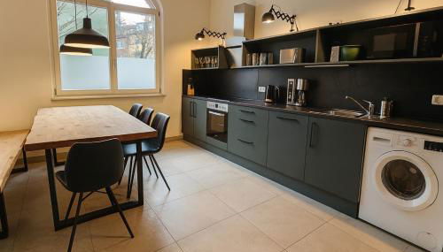 YFB-170m2 Apartment für bis zu 15, modern, 1min zu UBahn, Ruhige Lage, Parkplätze, WIFI, Netflix, Kindergerecht - Foto 2