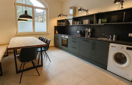 YFB-170m2 Apartment für bis zu 15, modern, 1min zu UBahn, Ruhige Lage, Parkplätze, WIFI, Netflix, Kindergerecht - Foto 2