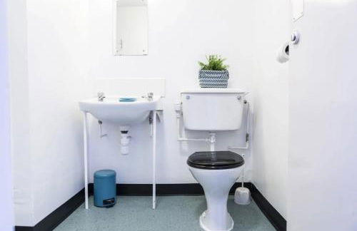 John Lester and Eddie Colman Courts in Salford - Foto 11