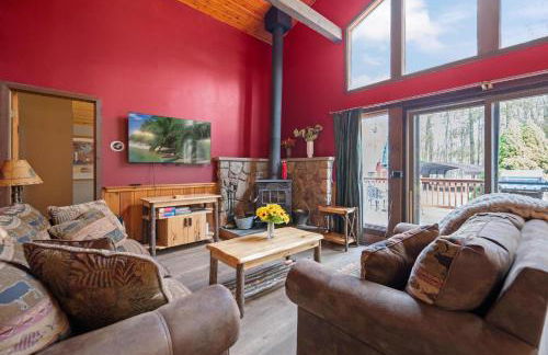 Relaxing Pocono Stay Near Lake with Hot Tub & BBQ - Foto 5