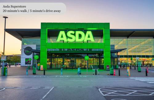 Elegant 2 Bedroom Apartment with Balcony - Near the High Street - Free Parking, Fast Wifi and Sky TV by Yoko Property - Foto 31