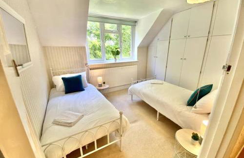 EasyRest - Spacious Detached House - 10 Beds - 5 Bedrooms - 4 Bathrooms - Secure Parking 5 Vehicles - Excellent Road Links - Perfect for Contractors & Large Groups - Foto 17