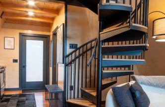 Designer A-Frame Treehouse with hot tub on river - Foto 9