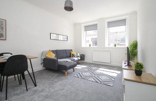 3-Bed Apartment Ideal for Contactors - Near Clyde Shipyard - 25 min Glasgow Airport - Photo 3