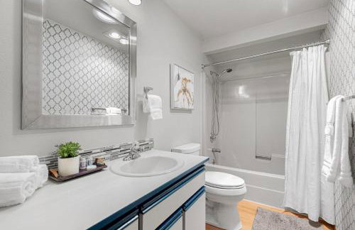 Charming and Spacious House with Relaxing Huge Deck - Foto 30