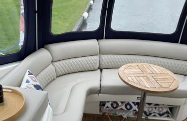 ENTIRE LUXURY yacht 70sqm Oyster Fund - Quiet and relaxing - 2 double bedrooms both en-suite - HEATING - sleeps up to 4 people - moored on our Private Island - nearby LEGOLAND THORPE PARK ASCOT RACES WENTWORTH LONDON Lapland UK -NO Parties - - Foto 18
