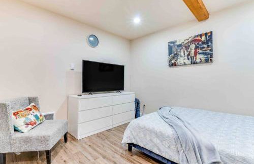 Adorable new studio with free parking and WiFi - Foto 10