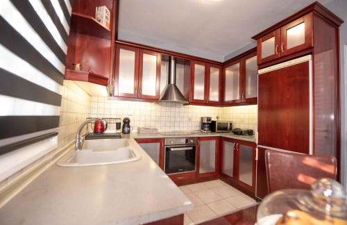 Dana's Luxury Maisonette - Photo 37