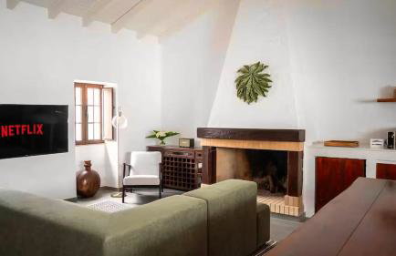 The Old House with Heated Pool, BBQ, Fireplace - Photo 4