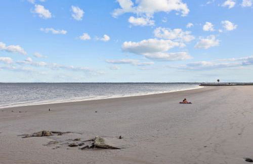 Seabrook 3BR Sleeps 10 w Backyard, Fire Pit Near Kemah - Foto 28