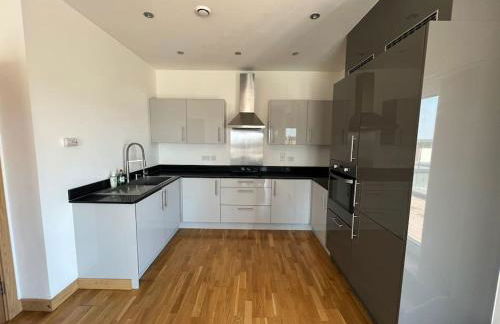 Modern 2 bed flat with balcony - Foto 10