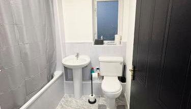 Two bed spacious apartment, central location, free parking and Wifi - Foto 5