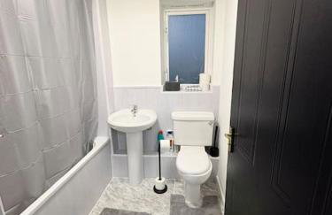 Two bed spacious apartment, central location, free parking and Wifi - Foto 5