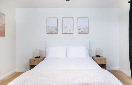 Newly Built Coastal Home with Yard - Foto 13