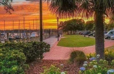 Gritz & Giggles, Where Southern Charm Meets Belly Laughs - Foto 9