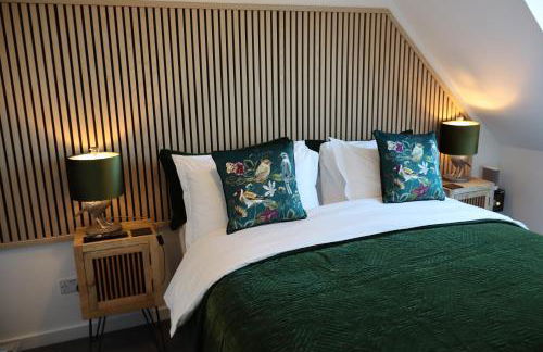 THE HIDEAWAY - LUXURY SELF CATERING COASTAL APARTMENT with PRIVATE ENTRANCE & KEY BOX ENTRY JUST A FEW MINUTES WALK TO THE BEACH, SOLENT WAY WALK, SHOPS and many EATERIES & BARS - FREE OFF ROAD PARKING,FULL KITCHEN, LOUNGE,BEDROOM , BATHROOM & WI-FI - Foto 1