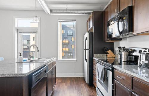 2BR Balcony Suite Gym & Pool Downtown at CityWay - Foto 29