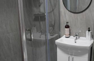 Comfy 2-bedroom Flat with Private Parking - Foto 15