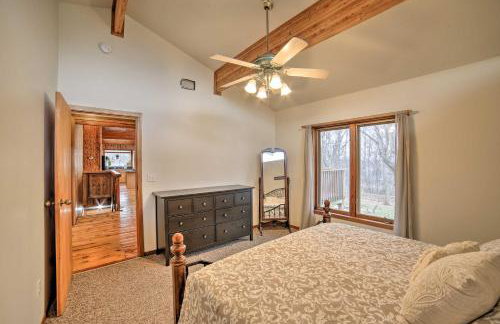 Grand Escape w/ Deck, Game Room, Nature View! - Foto 22