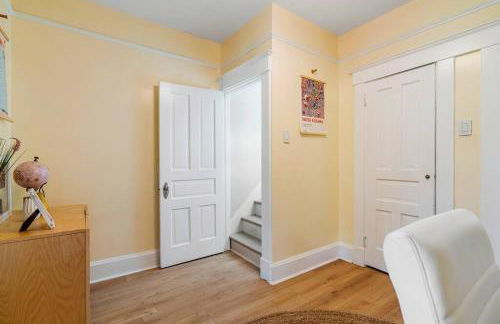 Modern Oakley Retreat - King Bed - Free Parking - Centrally Located - Foto 18