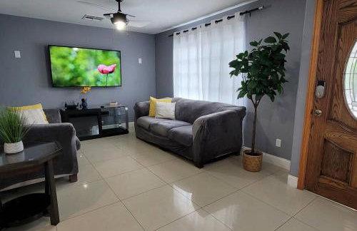 K - Fully remodeled and professionally decorated - Foto 15