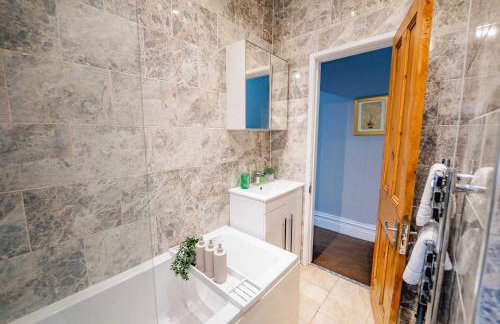 3BR 2Bath Home with Hot Tub Games Room By Stadium with Fast WiFi & Free Parking - Foto 50