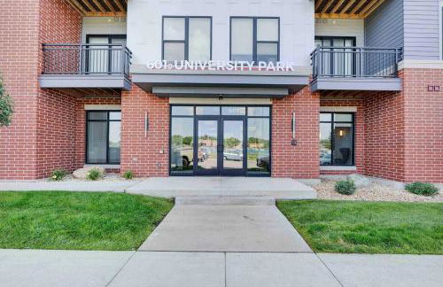 Washer & Dryer with Free Underground Parking with a Pool - Foto 9