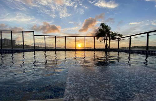 No Atalaia, Fort Poseidon rua do Atalho a 700 metros da praia do Atalaia, apartamento novo decorado, varanda, sala de estar e jantar, 02 suítes, 03 banheiros, lavanderia, cozinha, piscina, churrasqueira, salão de jogos, vista parcial das dunas e mar - Photo 62